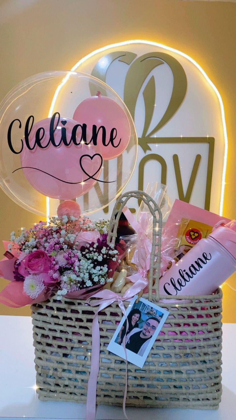 Cesta Comemorativa Personalizada com Flores, Doces e Brindes Exclusivos