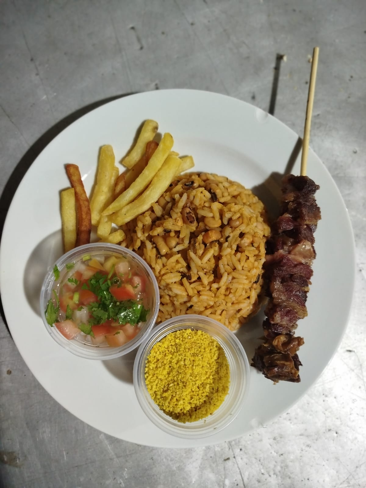 Espeto Completo: Churrasco com Arroz, Batata Frita e Acompanhamentos
