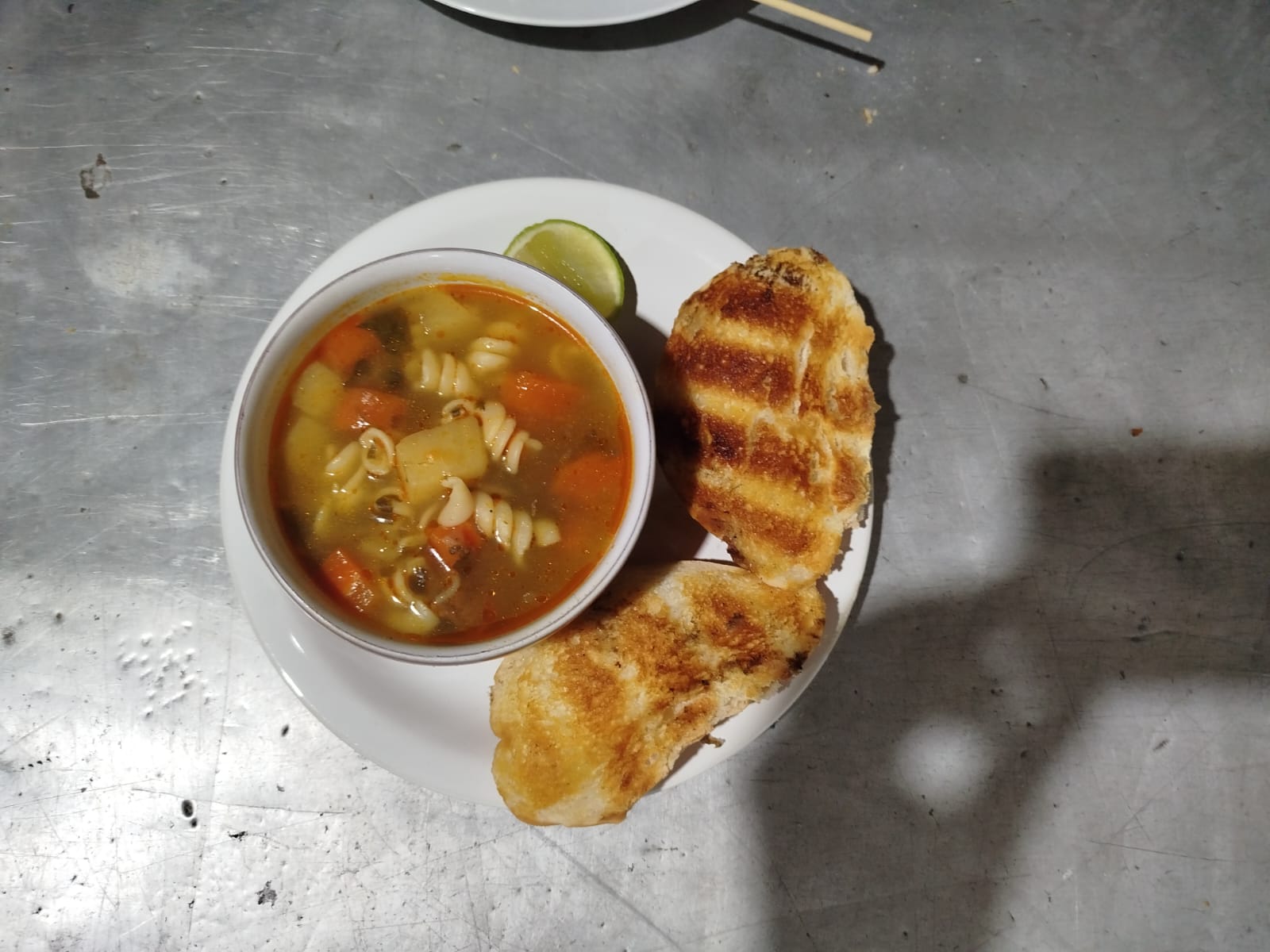 Sopa de Carne Artesanal com Legumes Frescos e Massa - Sabor Caseiro e Nutritivo