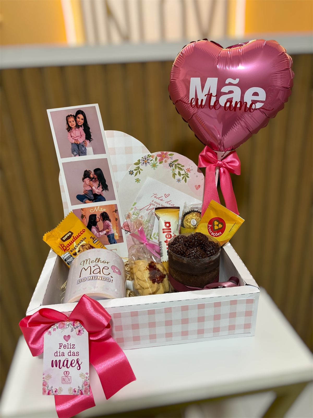 Cesta de Presente Dia das Mães com Delícias e Balão Personalizado