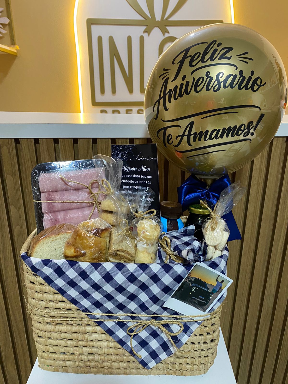 Cesta de Aniversário Completa com Delícias e Balão Personalizado