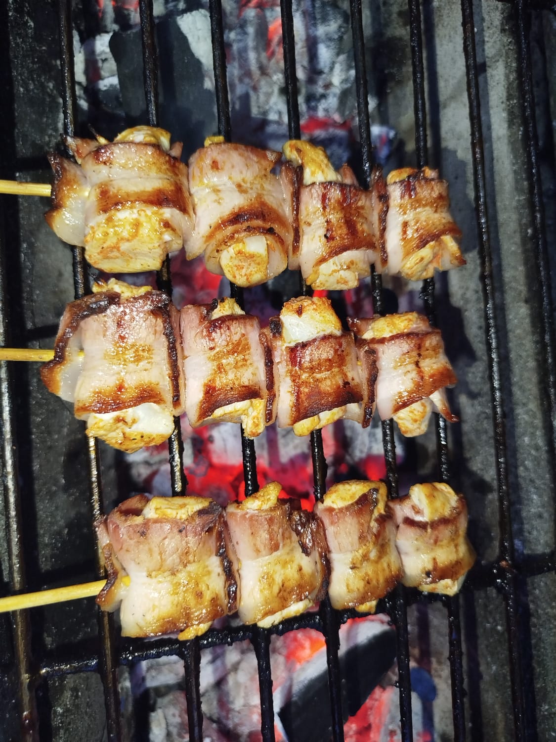 Espetinho Medalhão de Frango com Bacon para Churrasco - Sabor Irresistível